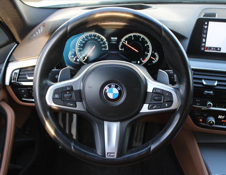 BMW Řada 5 Kombi 3,0 l 195 kw