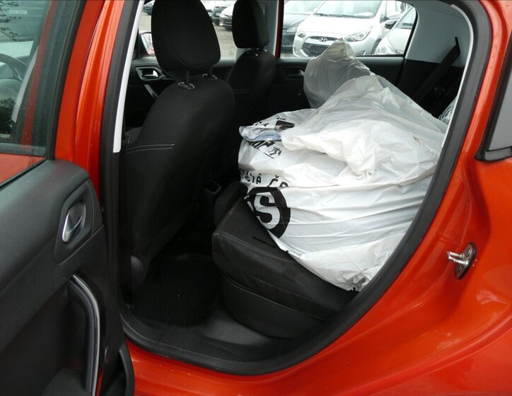 Peugeot 208 Hatchback 1,2 l 61 kw