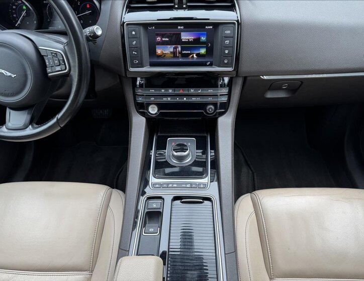 Jaguar F-Pace SUV / Terénní 3,0 l 221 kw