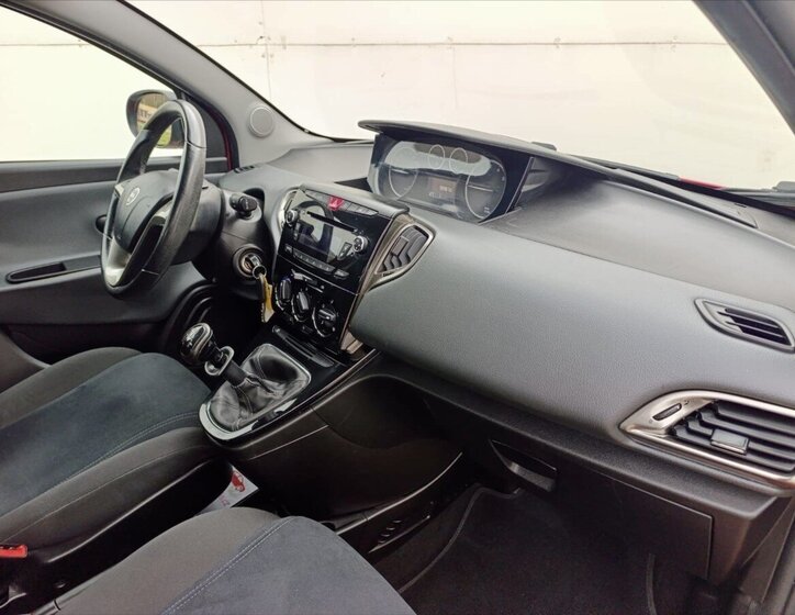 Lancia Y Hatchback 1,2 l 51 kw