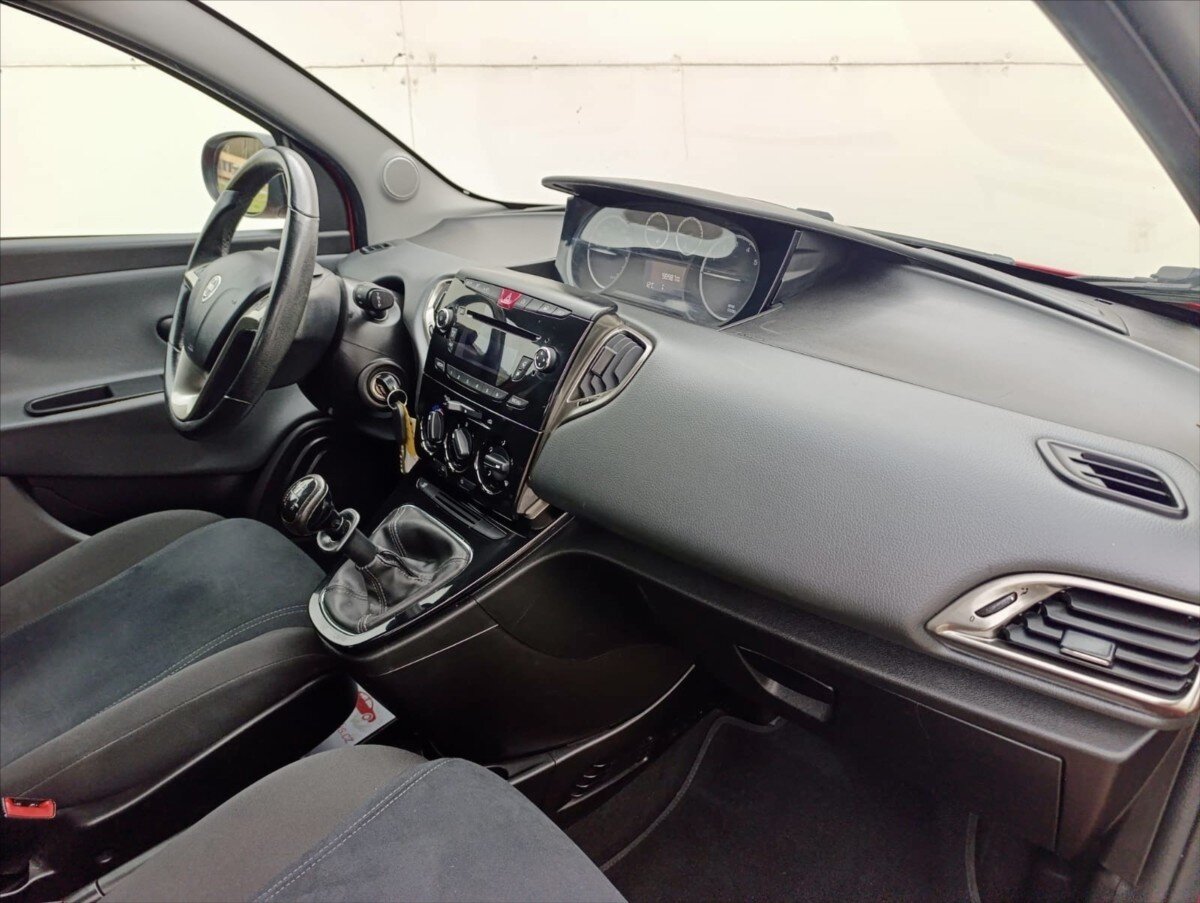 Lancia Y Hatchback 1,2 l 51 kw