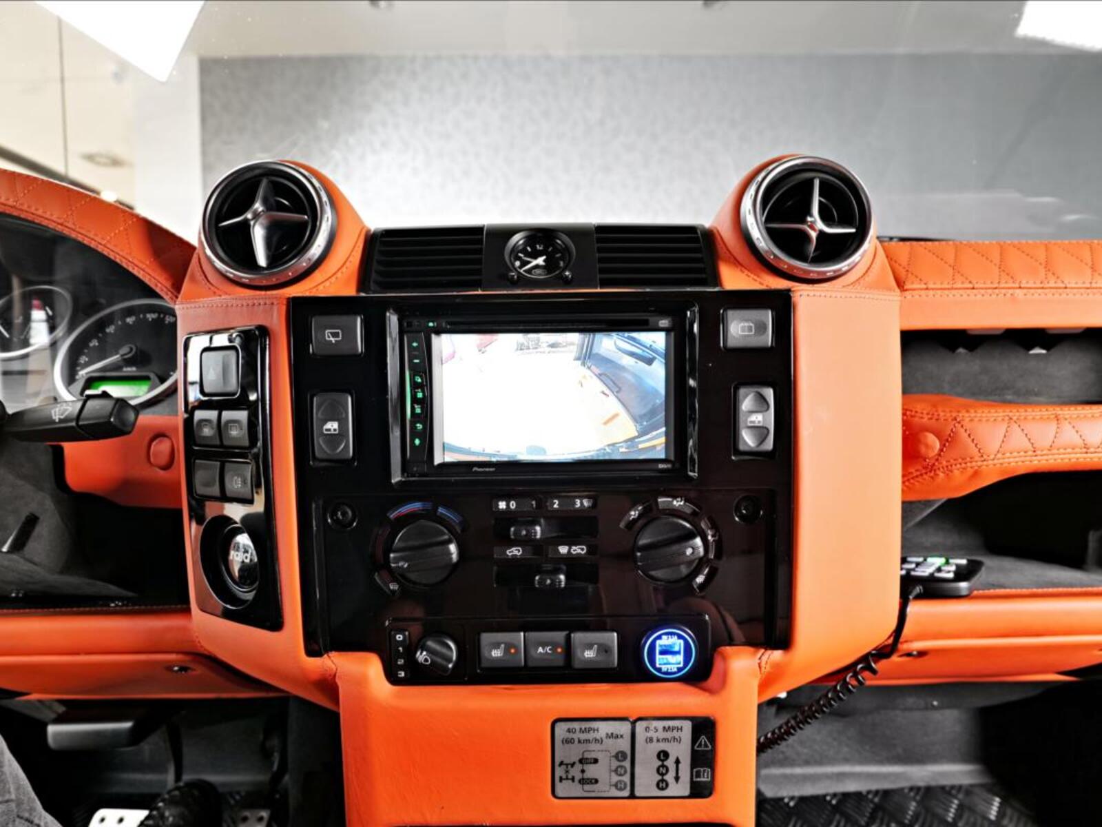 Land Rover Defender 18