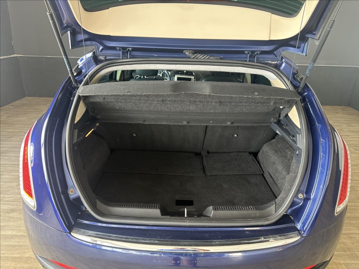 Lancia Delta Hatchback 1,6 l 88 kw