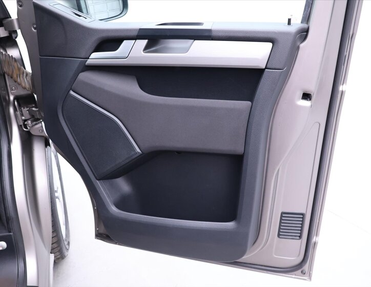 Volkswagen Multivan 12