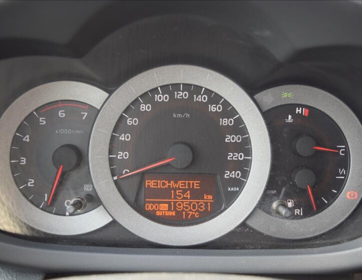 Toyota RAV4 SUV / Terénní 2,2 l 100 kw