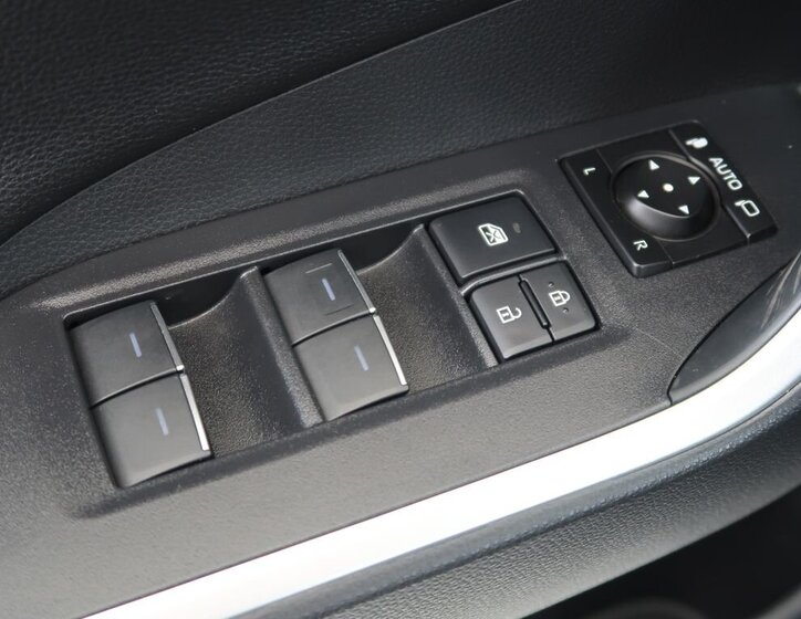 Toyota RAV4 SUV / Terénní 2,5 l 225 kw