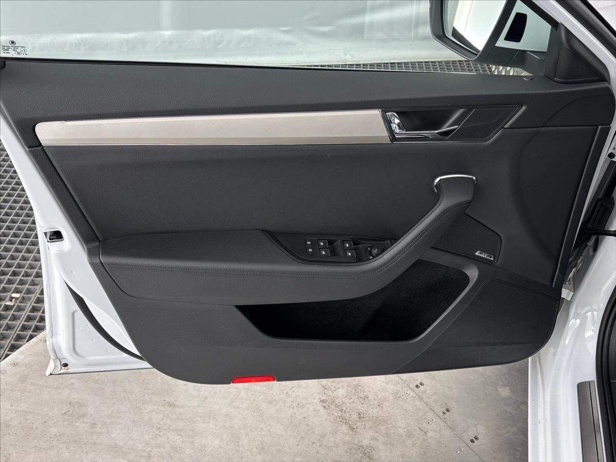 Škoda Superb Sedan / Limuzína 1,4 l 160 kw