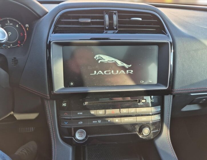 Jaguar F-Pace SUV / Terénní 3,0 l 221 kw