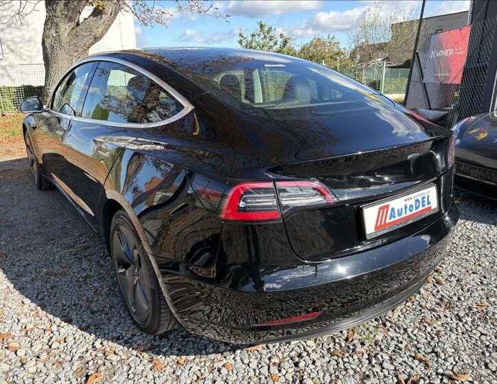 Tesla Model 3 Sedan 0,0 239 kw