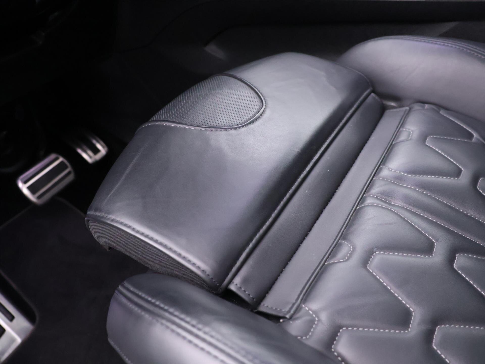 Peugeot 3008 SUV 1,6 l 133 kw