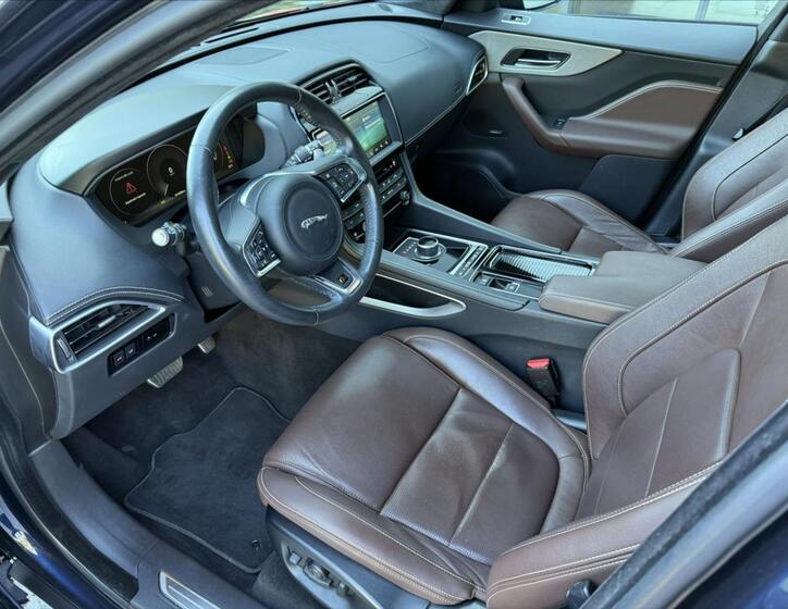 Jaguar F-Pace 11