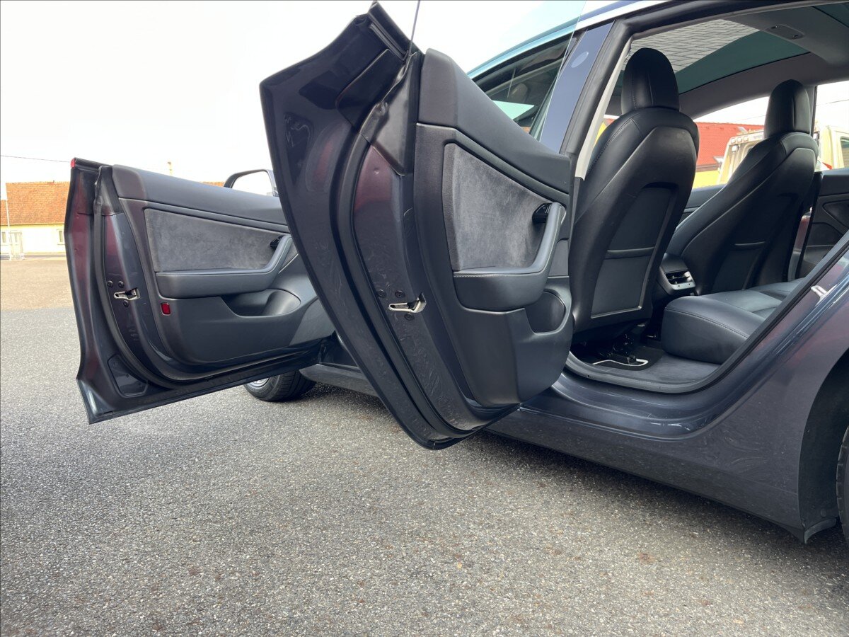 Tesla Model 3 Ostatní 0,0 239 kw