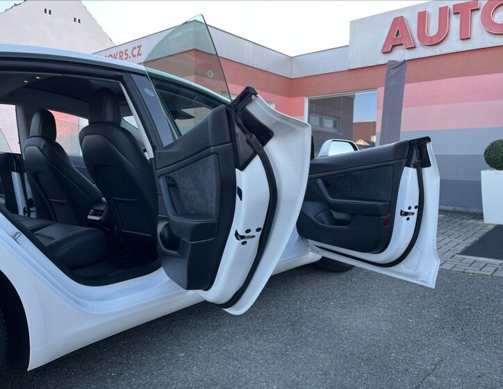 Tesla Model 3 Sedan / Limuzína 0,0 208 kw