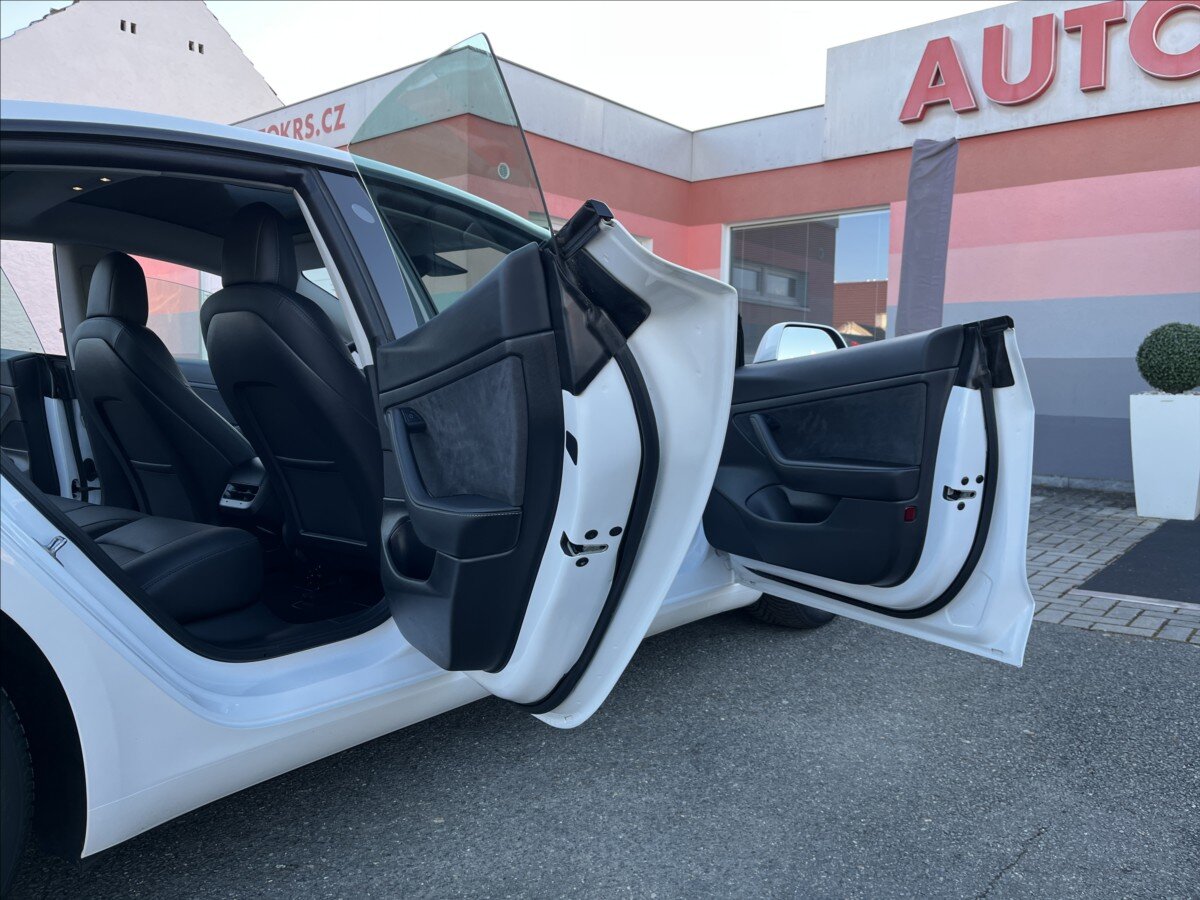 Tesla Model 3 Sedan / Limuzína 0,0 208 kw