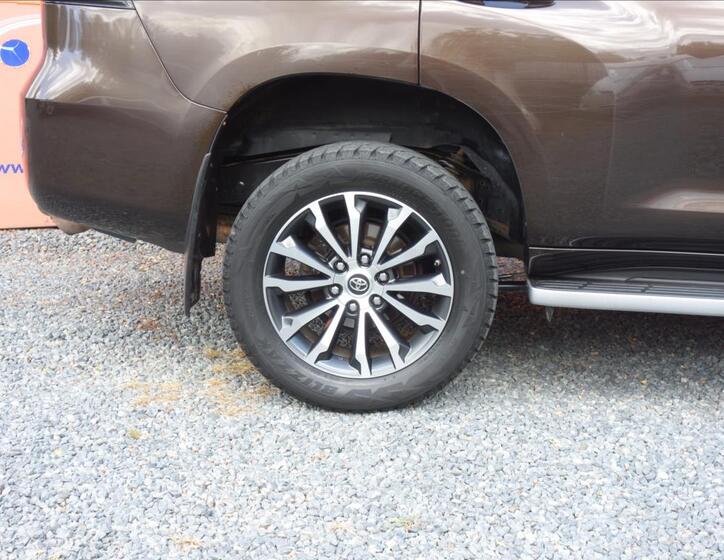 Toyota Land Cruiser 9