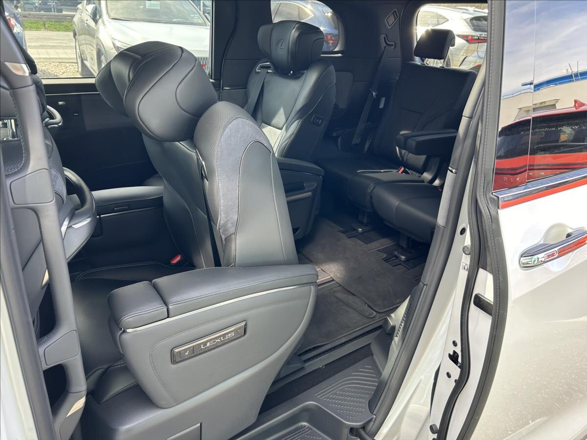 Lexus LM 350h VAN / Minibus 2,5 l 183 kw