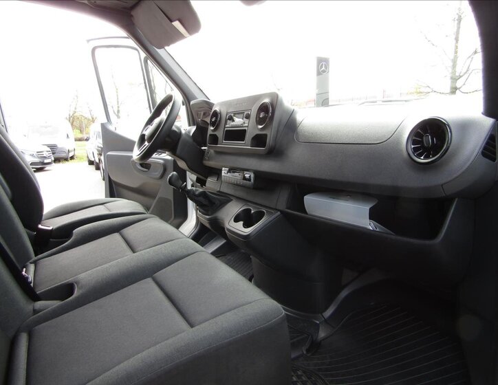 Mercedes-Benz Sprinter 11
