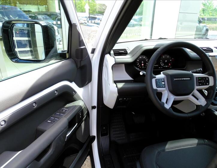 Land Rover Defender 9
