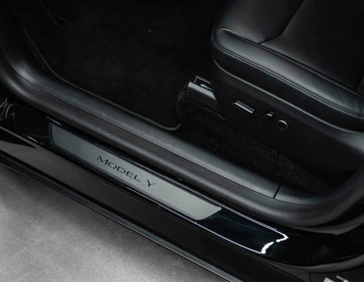Tesla Model Y 9