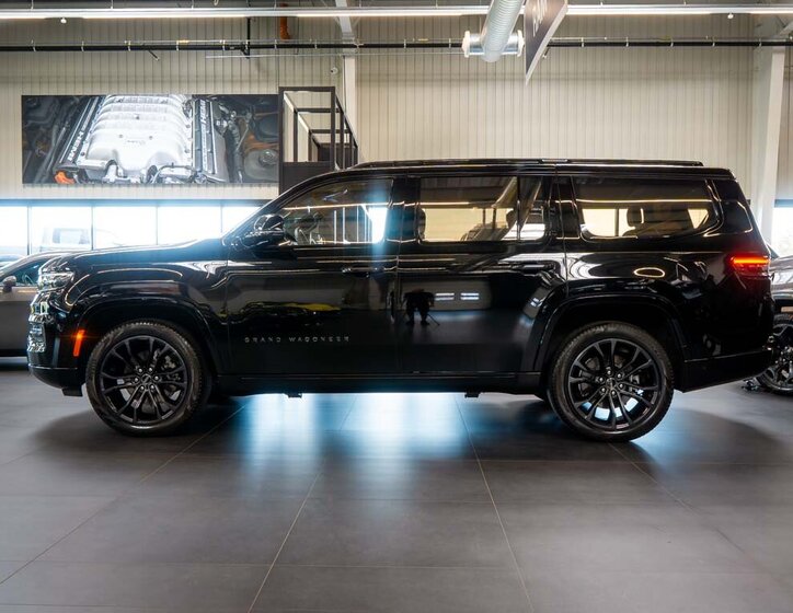 Jeep Grand Wagoneer 2