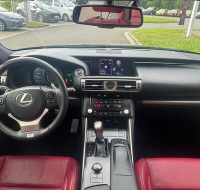 Lexus IS 300h 10