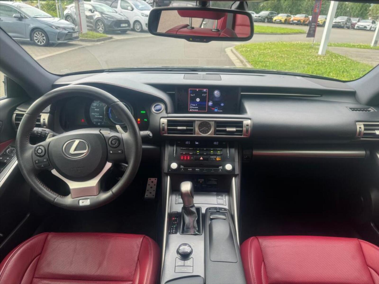 Lexus IS 300h 10