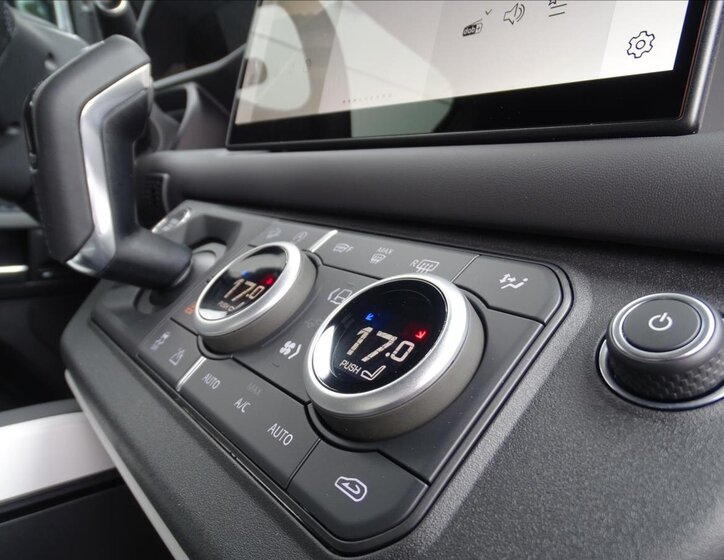 Land Rover Defender 37