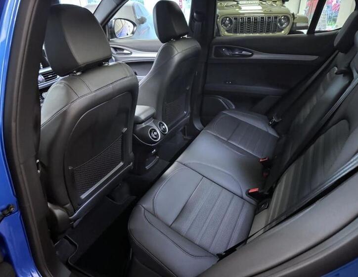 Alfa Romeo Stelvio 8