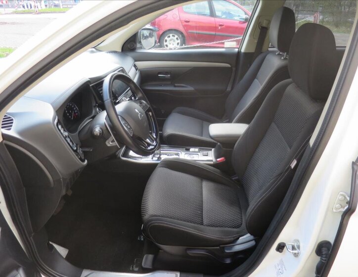 Mitsubishi Outlander SUV / Terénní 2,3 l 110 kw