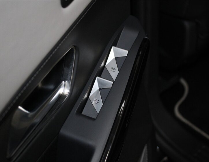 DS Automobiles DS7 Crossback SUV 1,6 l 221 kw