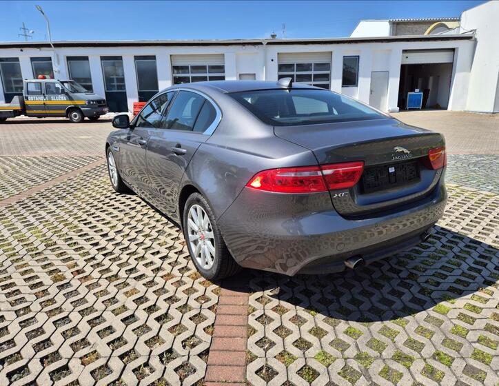 Jaguar XE 6