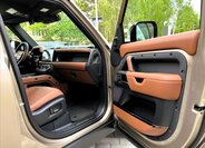 Land Rover Defender SUV / Terénní 4,4 l 467 kw