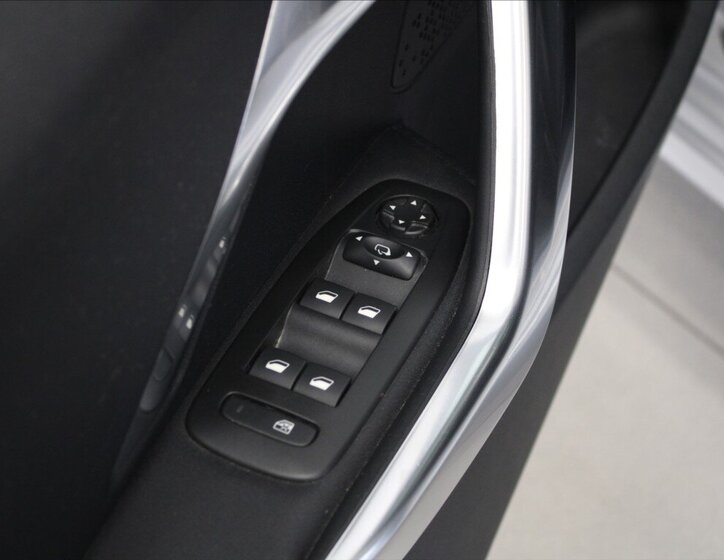 Peugeot 208 Hatchback 1,2 l 81 kw