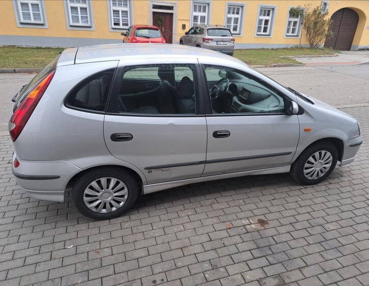 Nissan Almera Tino 13