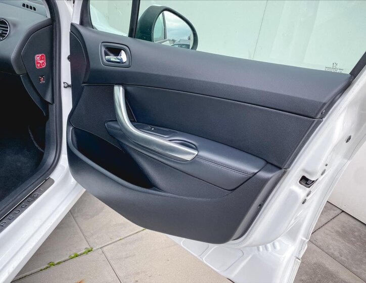 Peugeot 308 Hatchback 1,6 l 147 kw