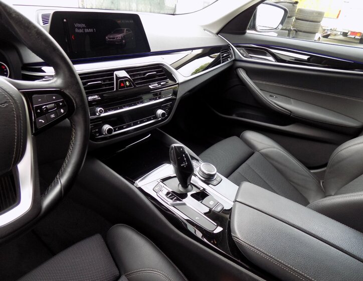 BMW Řada 5 Kombi 3,0 l 195 kw