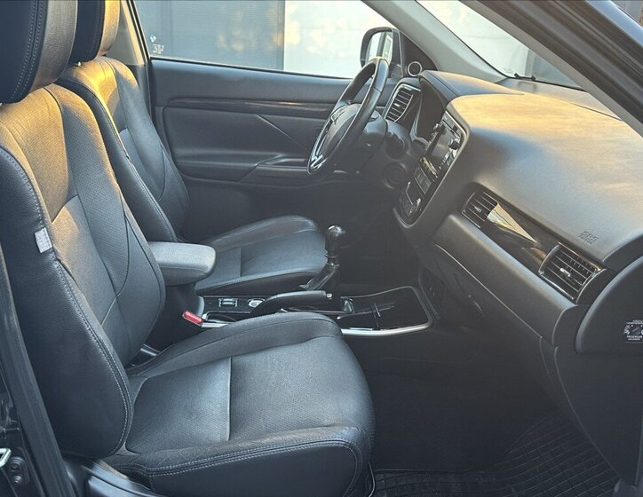 Mitsubishi Outlander SUV / Terénní 2,3 l 110 kw