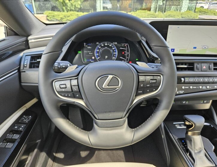 Lexus ES 300h Sedan / Limuzína 2,5 l 160 kw