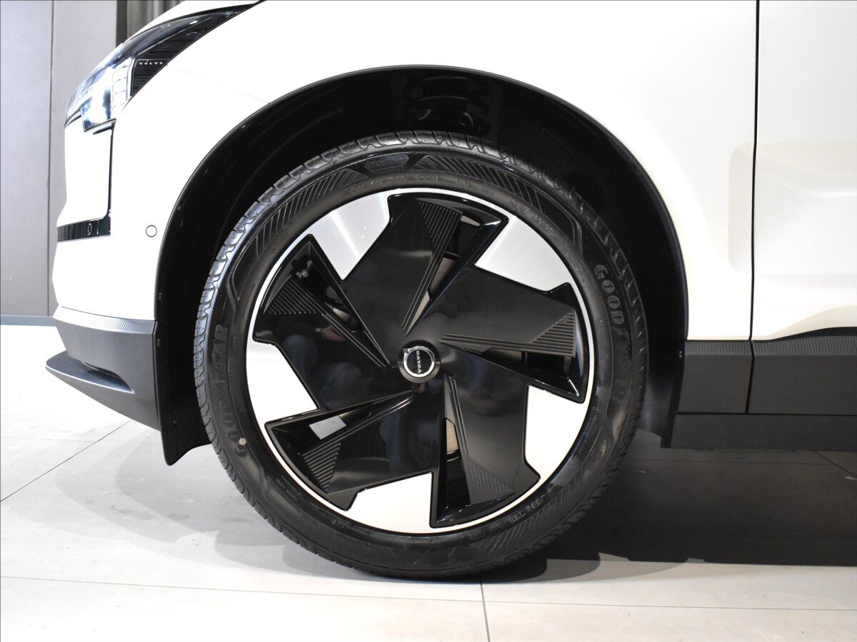 Volvo EX30 SUV / Terénní 0,0 200 kw