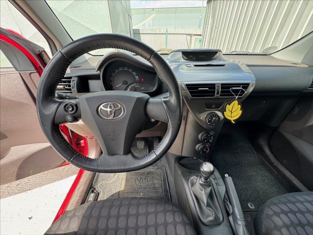 Toyota iQ Hatchback 998,0 50 kw