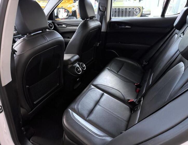 Alfa Romeo Stelvio 8