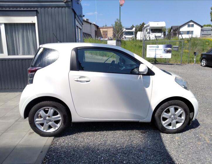 Toyota iQ 8
