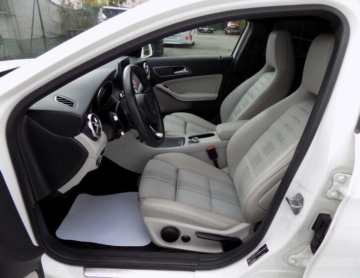 Mercedes-Benz GLA 12