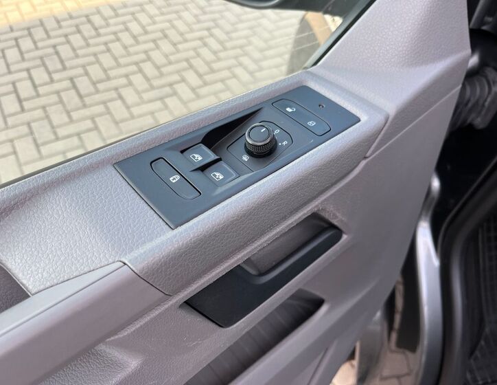 Volkswagen Caravelle 12