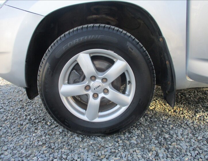 Toyota RAV4 SUV 2,2 l 100 kw