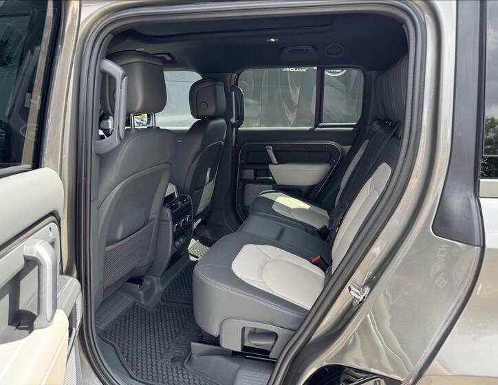 Land Rover Defender 12