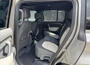 Land Rover Defender 12