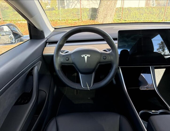 Tesla Model 3 Sedan 0,0 239 kw