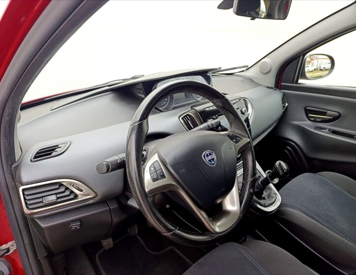 Lancia Y Hatchback 1,2 l 51 kw