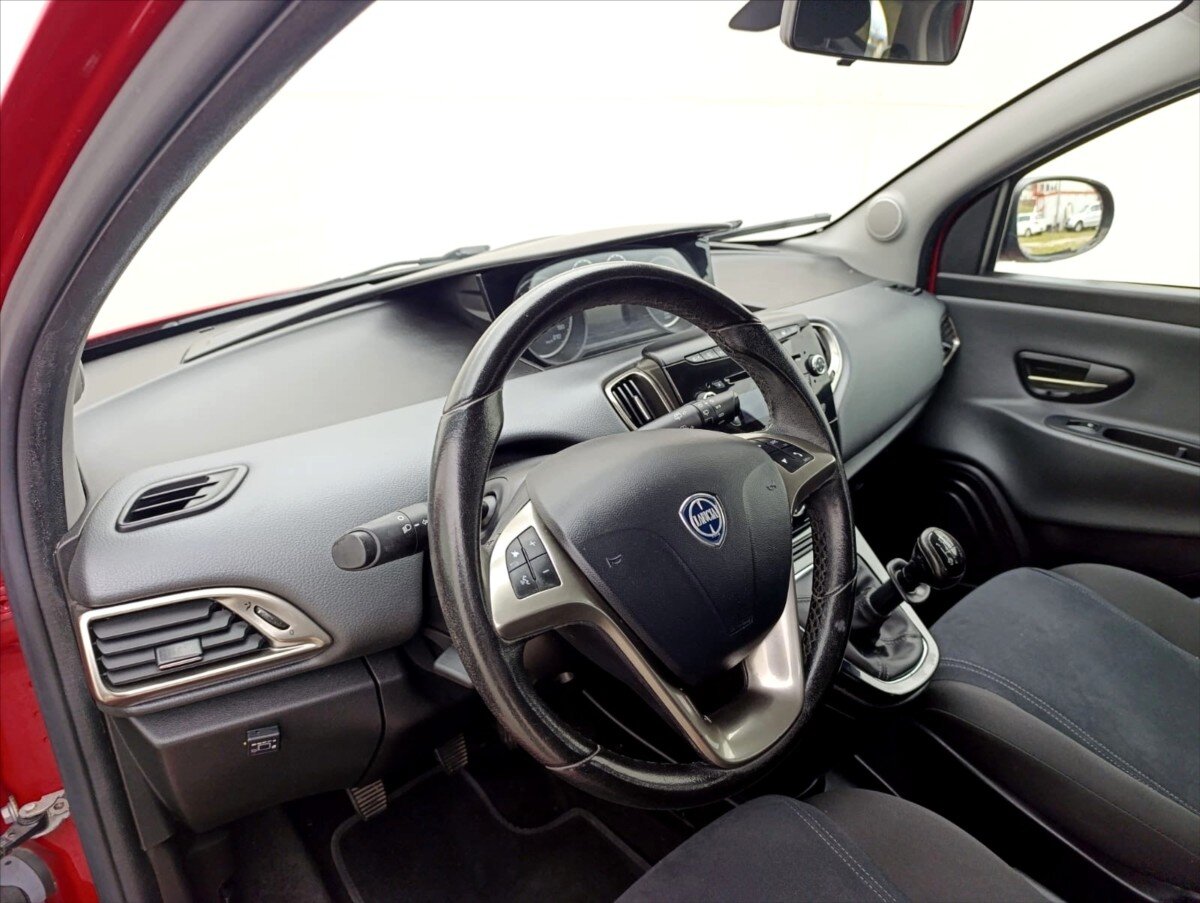 Lancia Y Hatchback 1,2 l 51 kw